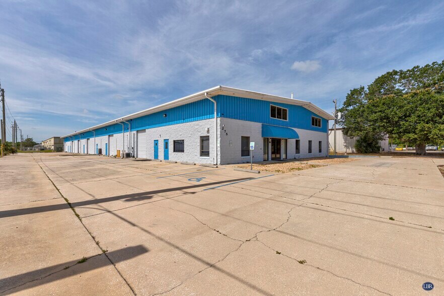 275 Barnes Blvd, Rockledge, FL à louer - Photo du bâtiment - Image 1 de 4