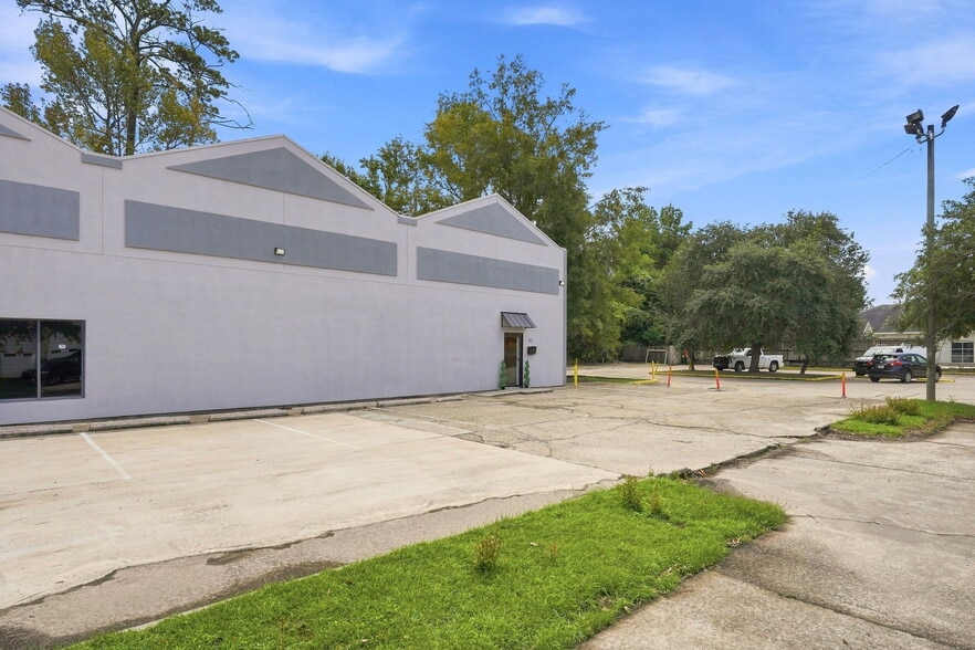 711 N Causeway Blvd, Mandeville, LA for lease - Building Photo - Image 3 of 17