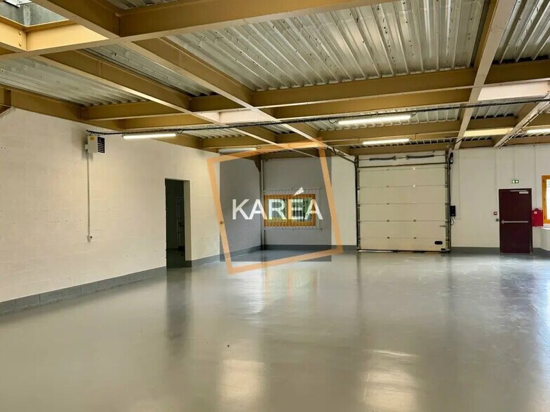 Flex in Croissy-Beaubourg for lease - Interior Photo - Image 1 of 5