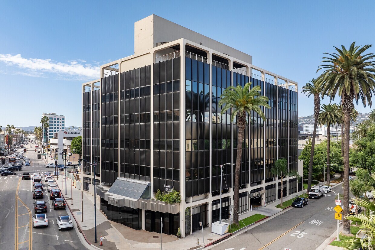 8447 Wilshire Blvd, Beverly Hills, CA à louer Photo du bâtiment- Image 1 de 9