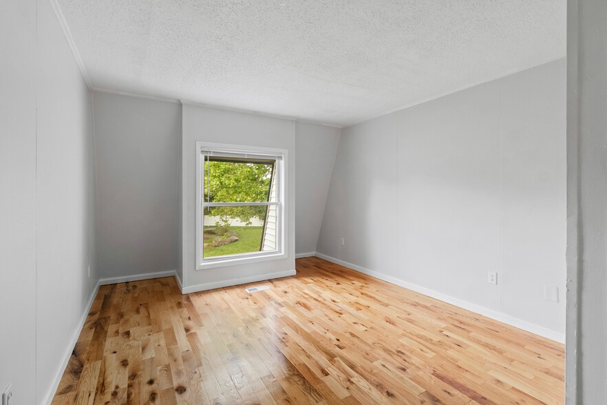 Bridgeport 148 Portfolio portfolio of 4 properties for sale on LoopNet.ca - Interior Photo - Image 3 of 30