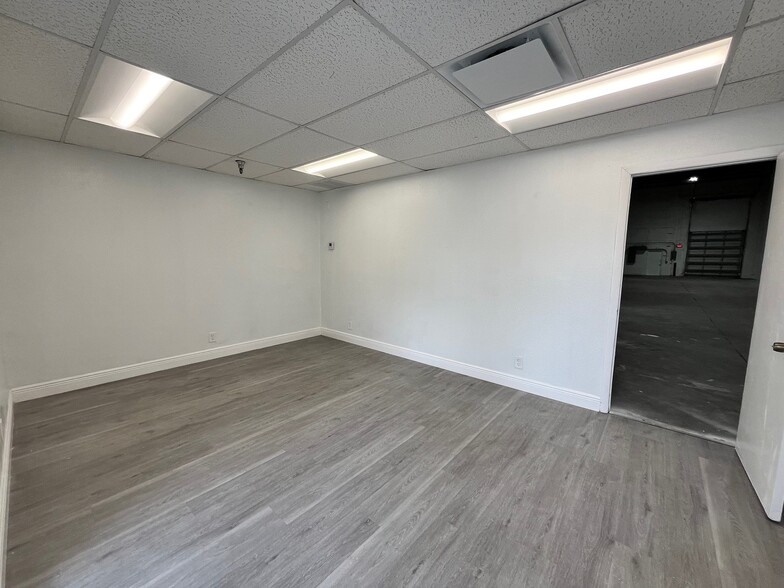 2696 NW 31st Ave, Lauderdale Lakes, FL à louer - Photo du bâtiment - Image 3 de 17