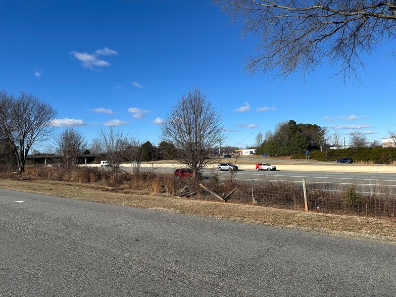 6207 Ramada Dr, Clemmons, NC à vendre - Photo du bâtiment - Image 3 de 7