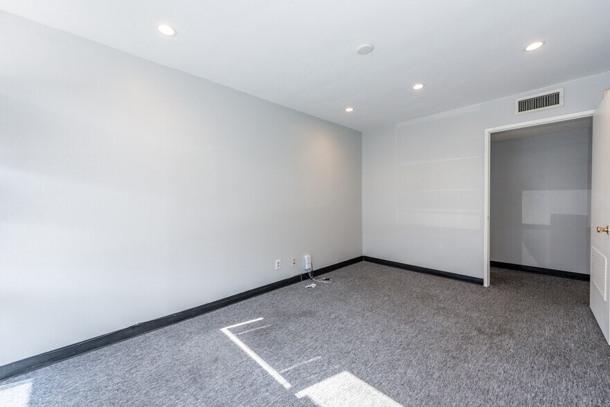 711 W 17th St, Costa Mesa, CA à louer - Photo intérieure - Image 3 de 13