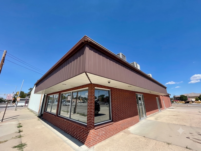RETAIL BUILDING & PRIME PARCEL portefeuille de 2 propriétés à vendre sur LoopNet.ca - Photo du bâtiment - Image 3 de 15