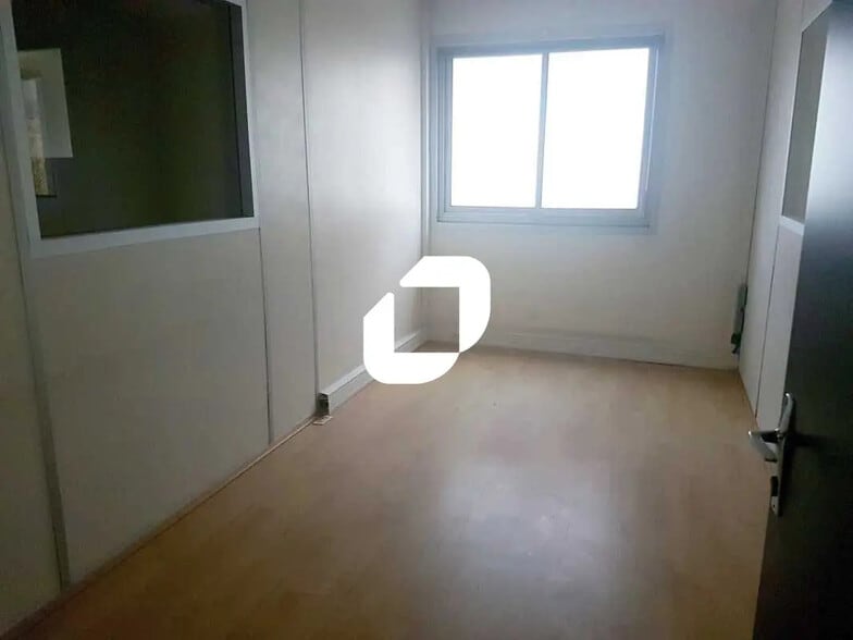 Office in Argenteuil for lease - Interior Photo - Image 3 of 5