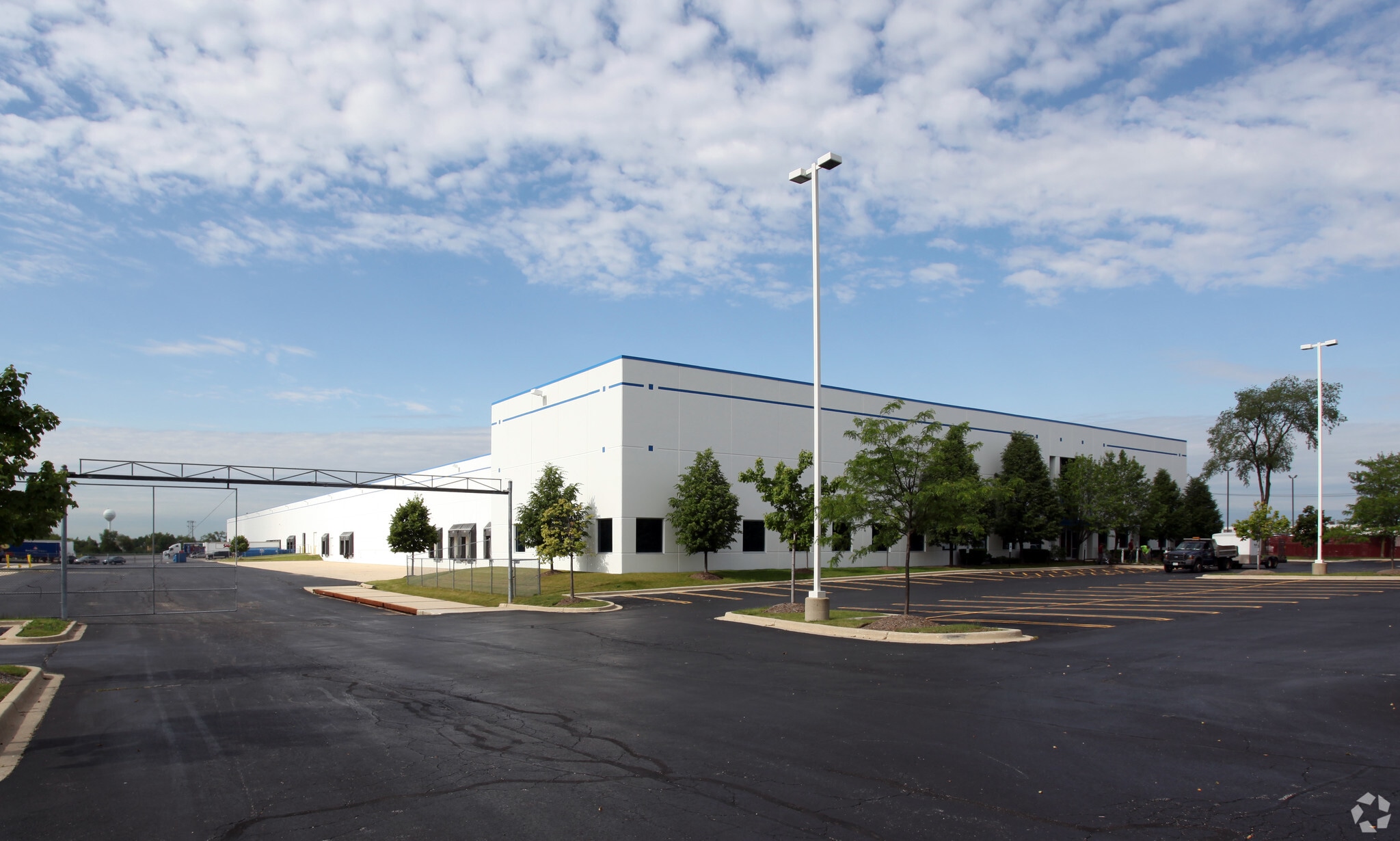 320 E Fullerton Ave, Carol Stream, IL for lease Primary Photo- Image 1 of 4
