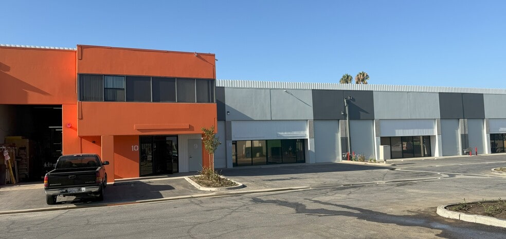 12345 Mills Ave, Chino, CA à louer - Photo du bâtiment - Image 3 de 9