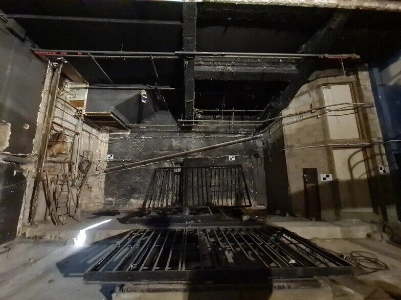 Retail in Paris for sale - Interior Photo - Image 1 of 9