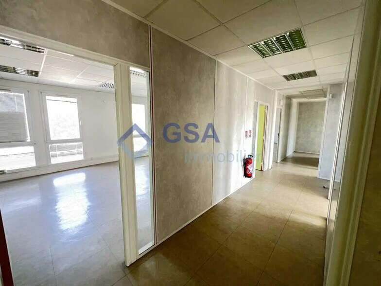 Bureau dans Savigny-le-Temple à louer - Photo intérieure - Image 3 de 10