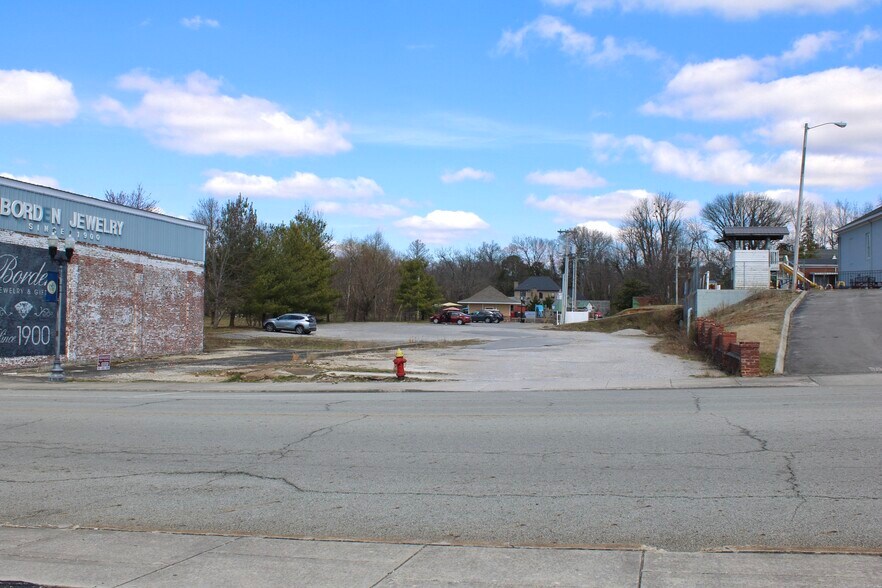 136 E Broad St, Cookeville, TN à vendre - Photo du bâtiment - Image 2 de 9
