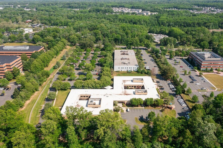 15 Roszel Rd, West Windsor, NJ à vendre - Photo du bâtiment - Image 3 de 70