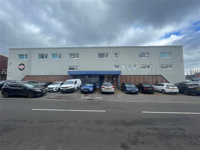 43-44 Aston Rd, Waterlooville à vendre Photo du bâtiment- Image 1 de 6