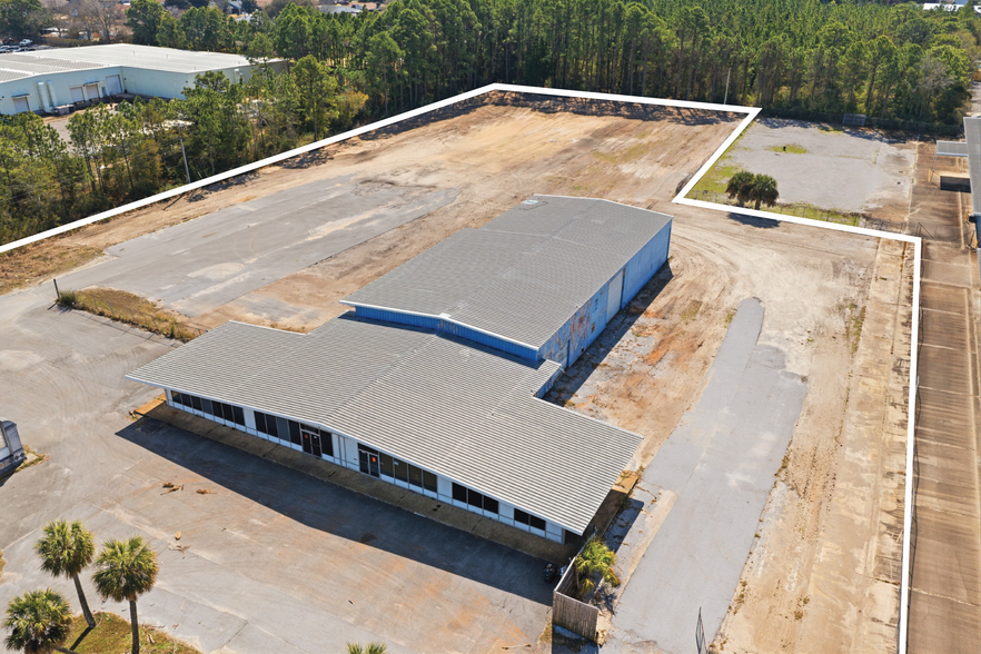 702 Anchors St NW, Fort Walton Beach, FL à louer - Photo du bâtiment - Image 2 de 7