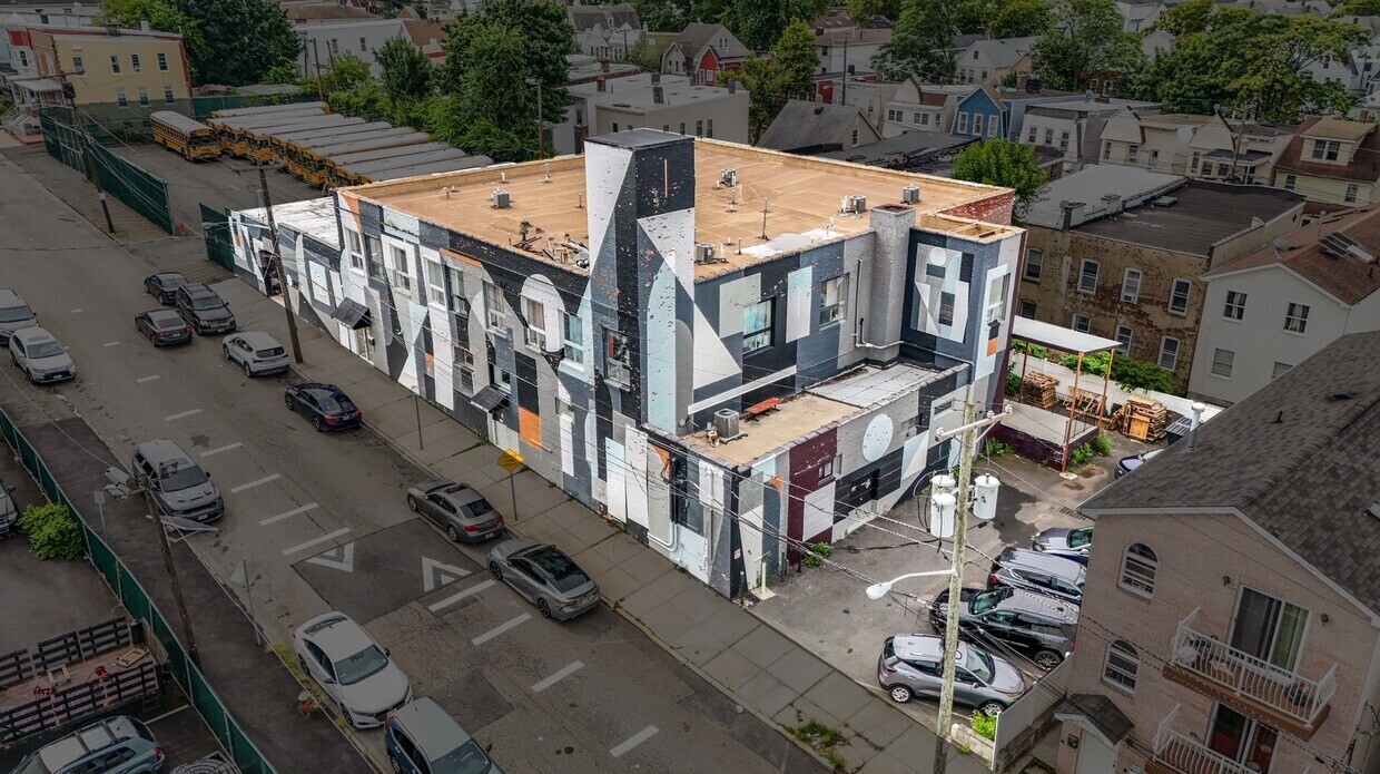 235 Orient Ave, Jersey City, NJ à vendre Photo du bâtiment- Image 1 de 1