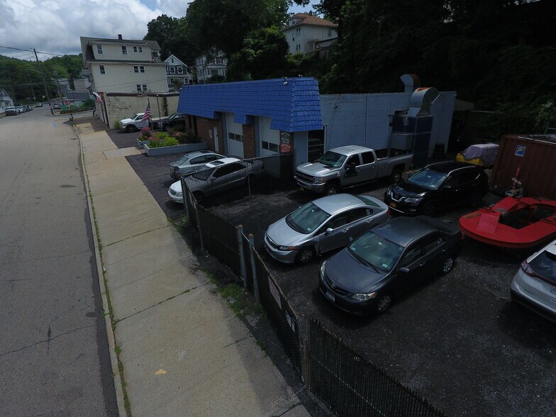 1561 Park St, Peekskill, NY à vendre - Photo du bâtiment - Image 3 de 4
