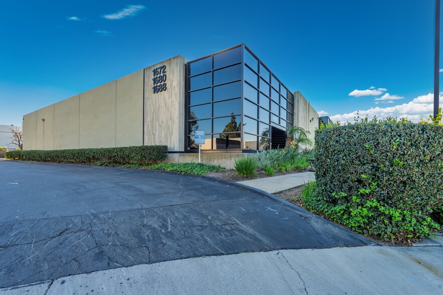 1672-1688 Sierra Madre Cir, Placentia, CA à louer - Photo principale - Image 2 de 25
