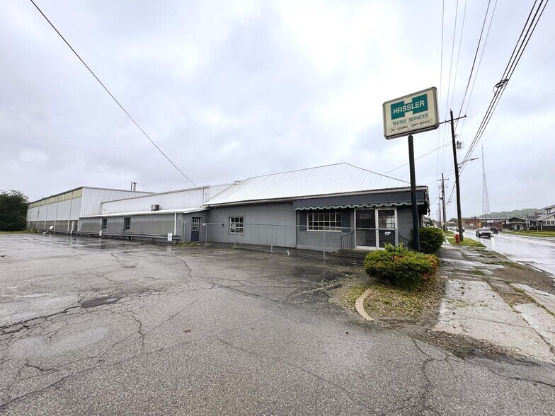 700 N Eastern Ave, Connersville, IN à vendre - Photo principale - Image 1 de 26