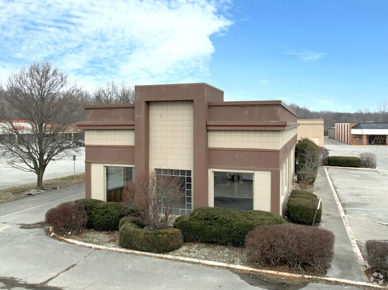 1704 S Scatterfield Rd, Anderson, IN for sale - Building Photo - Image 2 of 4