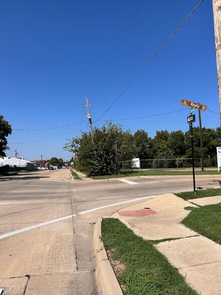 201 N Kealy St, Lewisville, TX à vendre - Photo du bâtiment - Image 3 de 7