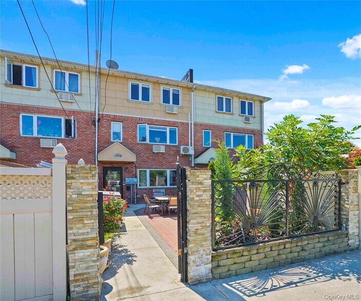 6536 Metropolitan Ave, Middle Village, NY à vendre - Photo principale - Image 1 de 22