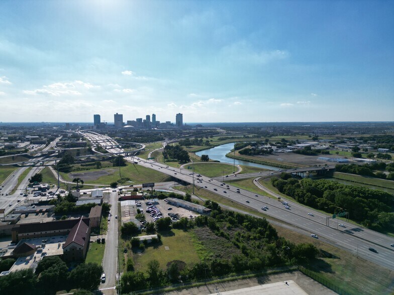 1817 Bomar Ave, Fort Worth, TX à vendre - Photo du bâtiment - Image 2 de 5