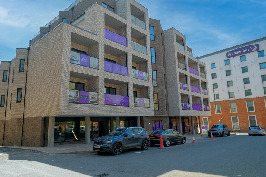 3 Firgrove Rd, Farnborough à louer - Photo du bâtiment - Image 3 de 4