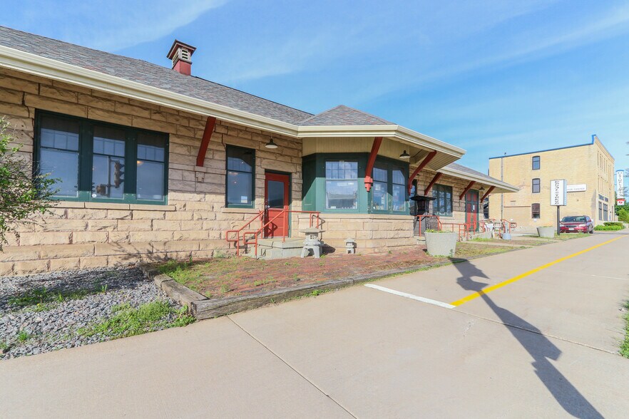 112 E Veterans Pky, Marshfield, WI à vendre - Photo du bâtiment - Image 1 de 27