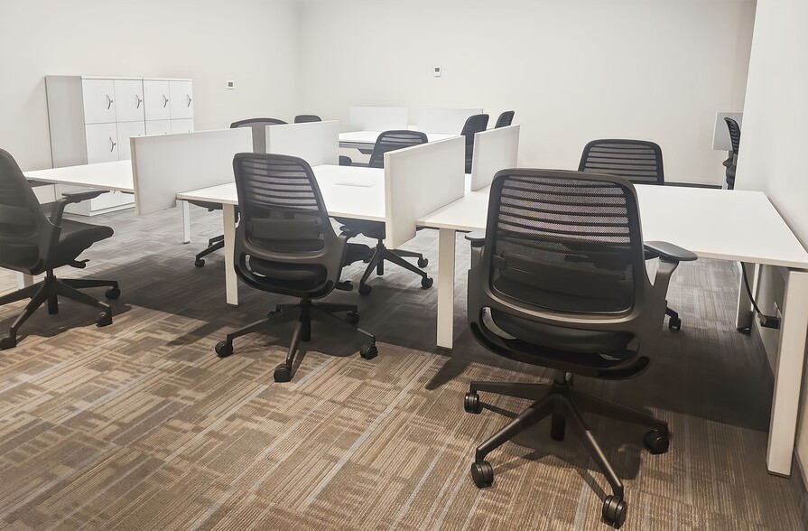 125 Commerce Valley Dr W, Markham, ON for lease - Interior Photo - Image 3 of 11