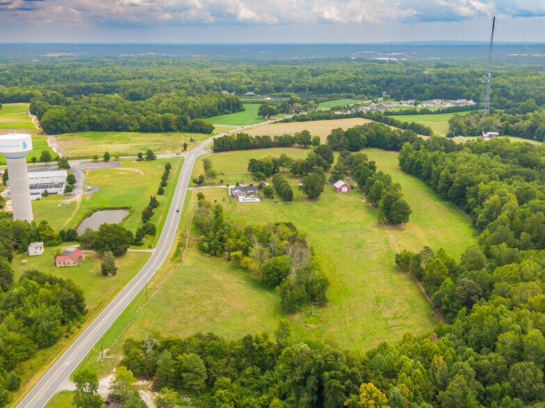 5914 Burlington Road, Mc Leansville, NC à vendre - Photo du bâtiment - Image 2 de 4