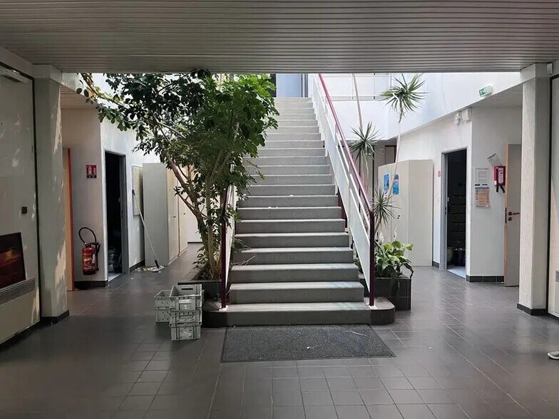 Office in Le Petit-Quevilly for lease - Lobby - Image 1 of 1