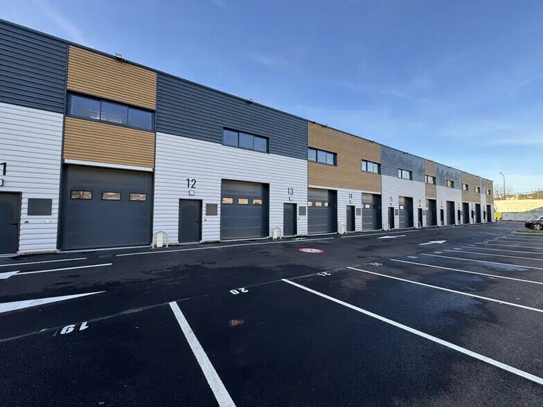 Flex in Épinay-sur-Seine for lease - Building Photo - Image 3 of 5