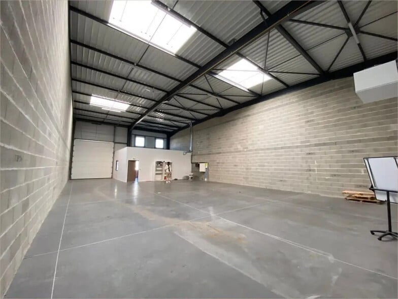 Office in Saint-Priest for lease - Interior Photo - Image 2 of 5