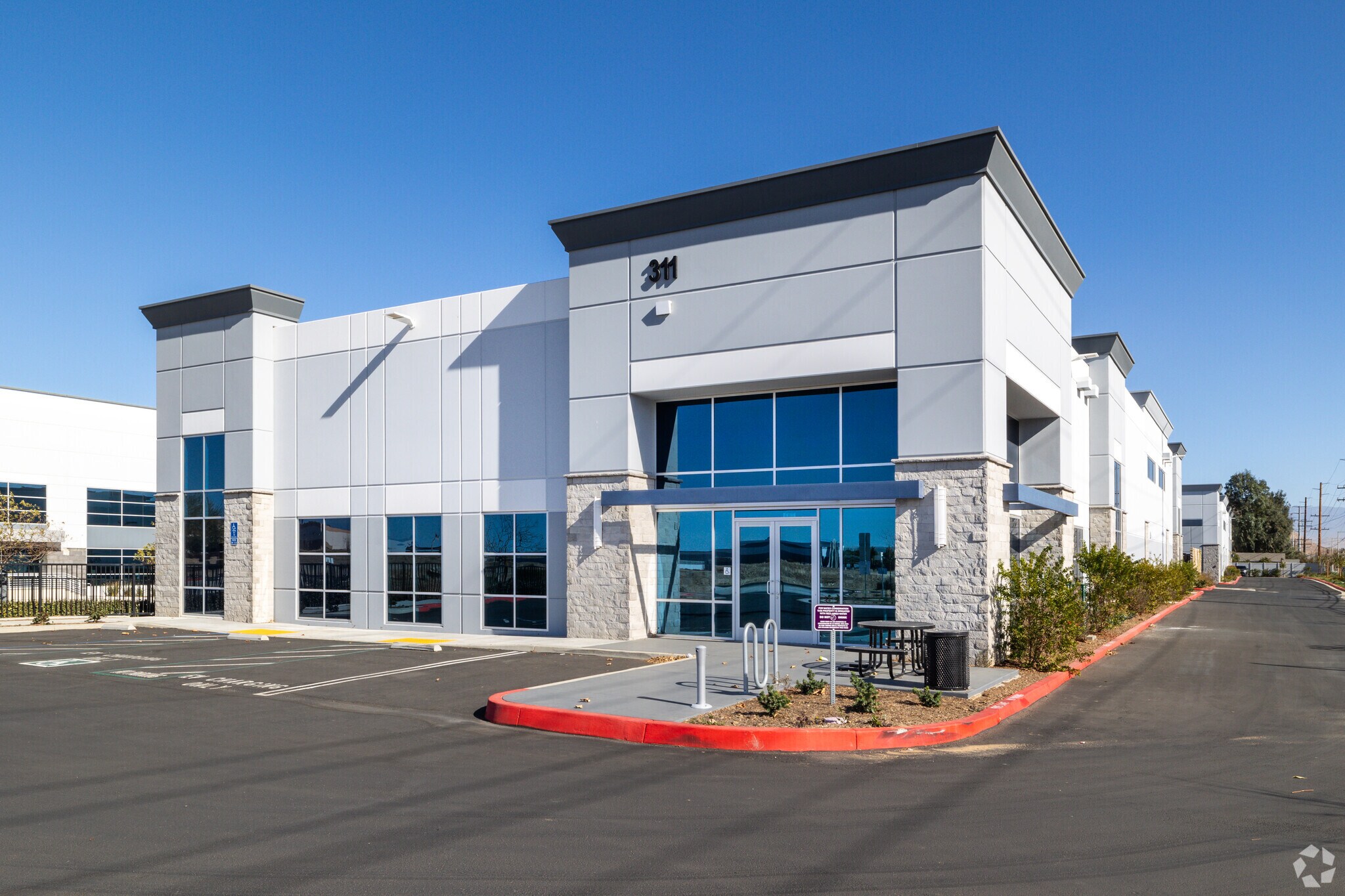 311 E Johnson Ave, Perris, CA à vendre Photo du bâtiment- Image 1 de 1