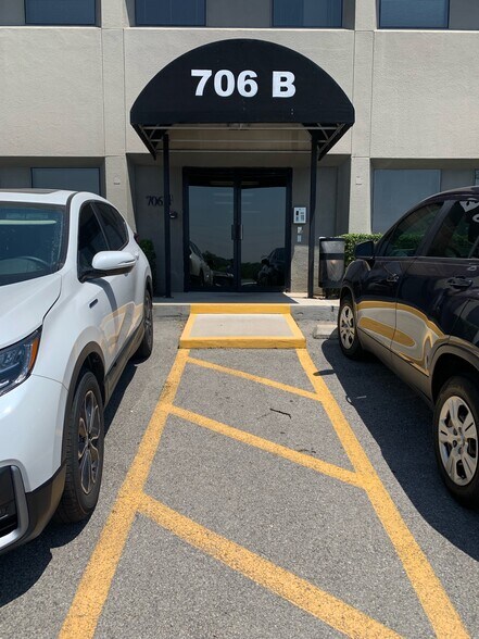 706 W Ben White Blvd, Austin, TX à louer - Photo du bâtiment - Image 2 de 4