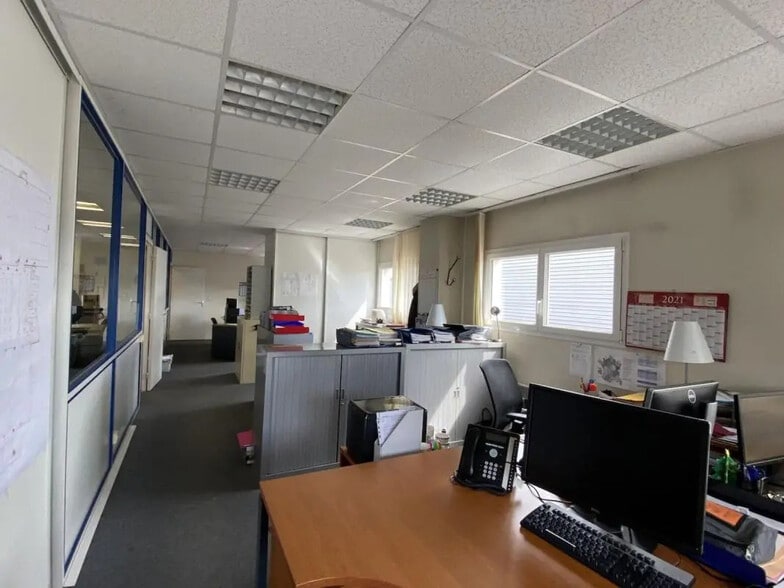 Office in Le Petit-Quevilly for lease - Interior Photo - Image 2 of 3