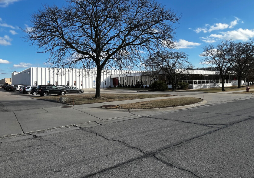 32200 N Avis Dr, Madison Heights, MI for sale - Building Photo - Image 1 of 1