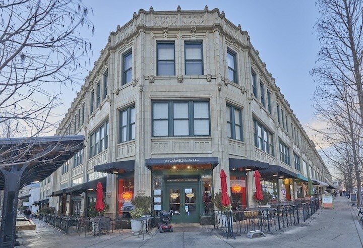 1 Page Ave, Asheville, NC à louer - Photo du bâtiment - Image 2 de 7