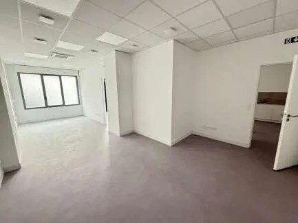 44 Place Francois Mitterrand, Savigny-le-Temple for lease Interior Photo- Image 1 of 5