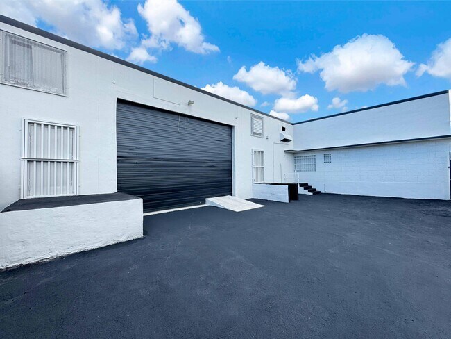 Plus de détails pour 286-288 NE 67th St, Miami, FL - Industriel à louer