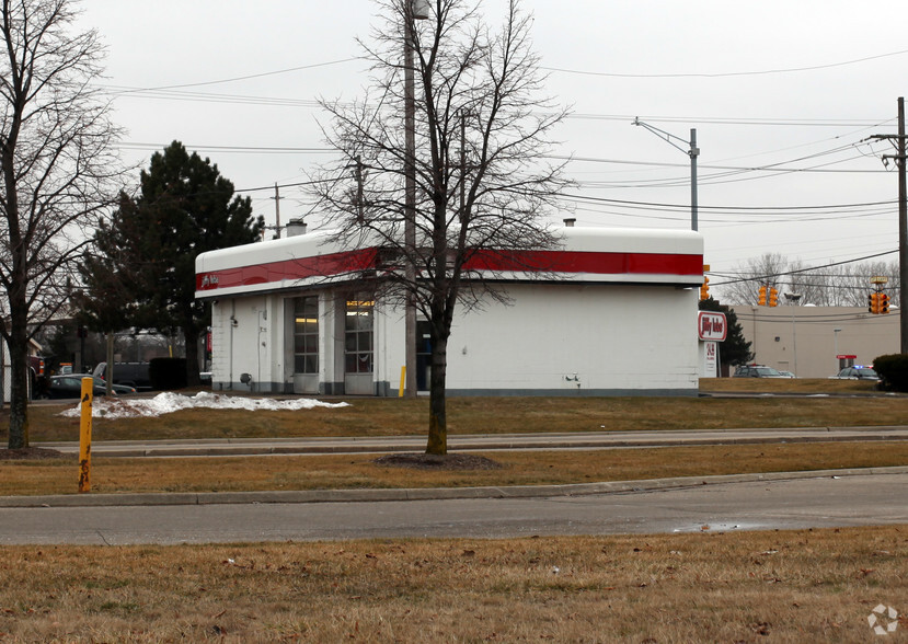 33032 Dequindre Rd, Sterling Heights, MI à vendre - Photo du bâtiment - Image 2 de 2