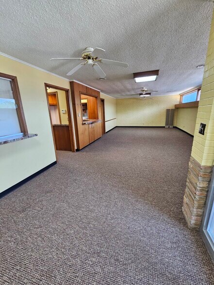 1106 E Broadway Ave, Enid, OK à vendre - Photo du bâtiment - Image 2 de 11