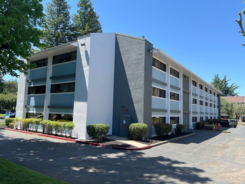 87 Scripps Dr, Sacramento, CA à louer - Photo du bâtiment - Image 2 de 8