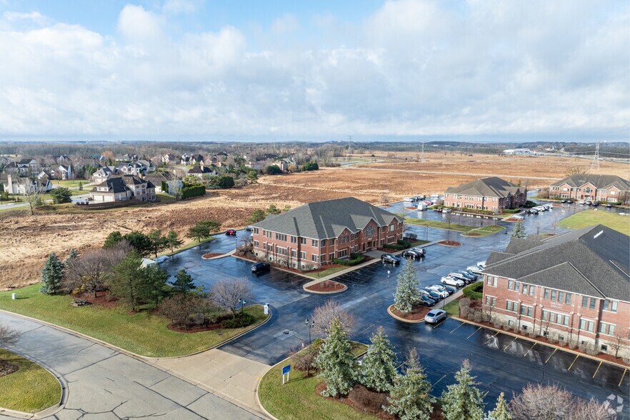 19275 W Capitol Dr, Brookfield, WI à vendre - Photo du bâtiment - Image 2 de 2