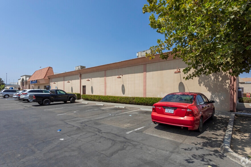 2240 S Mooney Blvd, Visalia, CA for lease - Building Photo - Image 2 of 4
