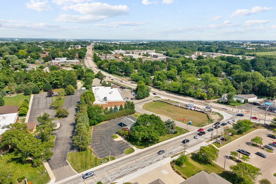 111 East Side Dr, Geneva, IL for sale - Building Photo - Image 1 of 8