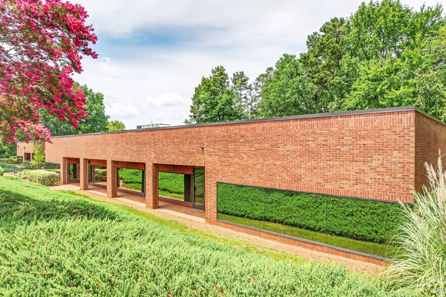 5715 Westpark Dr, Charlotte, NC à louer - Photo du bâtiment - Image 1 de 6