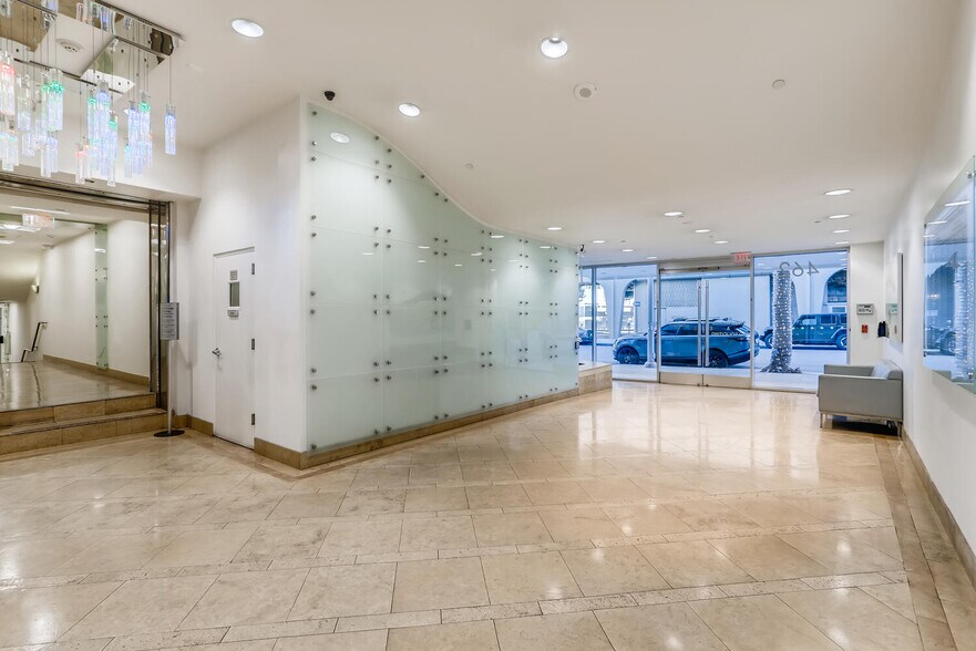 462 N Linden Dr, Beverly Hills, CA à louer - Hall d’entrée - Image 3 de 11