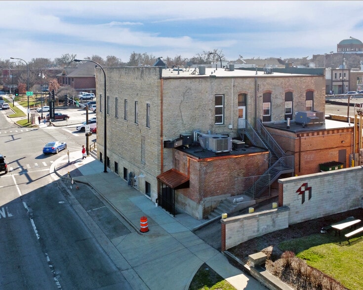 101-105 W State St, Geneva, IL for lease - Building Photo - Image 2 of 14