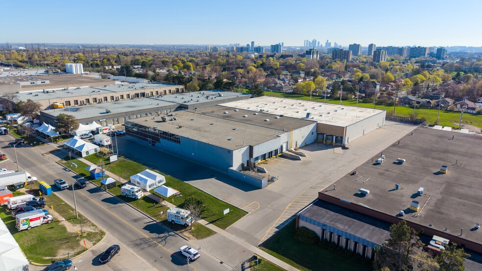 75 Westmore Dr, Toronto, ON à vendre - Aérien - Image 1 de 22